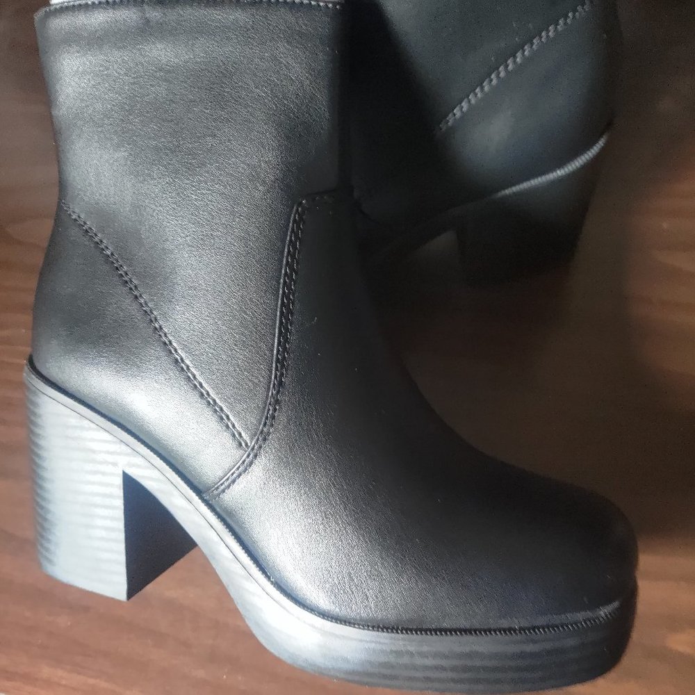 Unfurl- Low Ankle Booties Black